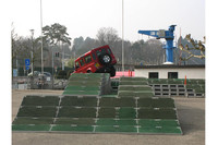 モーターは極低速域でも太いトルクを生み出すので、悪路では抜群の走破性を示すだろう。