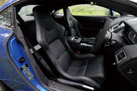 インテリアの様子。写真のカーボン製シート（50万7150円）を選ぶと、「V8ヴァンテージ」よりも軽い1610kgの車重は、さらに17kg絞られる。