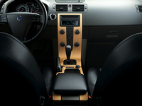 2.4i SEの標準仕様。もっともスウェディッシュな（？）ウッドパネルが用いられる。
	（写真＝ボルボ・カーズ・ジャパン）