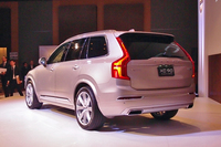 リアビュー。他のボルボ車にも見られる、縦型のリアコンビランプが採用される。