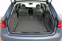 写真をクリックすると後席シートを倒した状態が見られます。