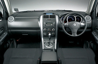 インテリアは黒基調。大径3連メーターは自発光式となる。