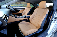 “バージョンL”ではセミアニリン本革シートが標準。テスト車のインテリアカラーはトパーズブラウン。