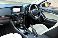 「200種類の素材から選んだ」というステアリングホイールの表皮を筆頭に、内装では各部の素材を吟味。ひとつひとつの質感はもちろん、インテリア全体の調和がとれていることも重視された。