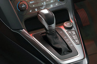 トランスミッションはトルクコンバーター式の6段ATに変更された。また、従来のサムシフト方式（シフトをセレクター先端に設置されたスイッチで行う）が廃止され、新たにパドルシフト方式が採用された。