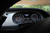 メーターは左が回転計で、右が速度計。340km/hまで刻まれる。