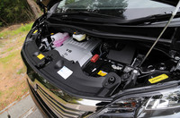 2種類選べるエンジンは、ともに「エスティマ」や「マークX ジオ」と共通のもの。
3.5リッターV6（写真）の「ずしん」とくる重厚な加速も捨てがたいが、リポーターは2.4リッター直4のバランスのよさを推したい。CVTも、指摘されなければ普通のATと間違えるくらいナチュラルだ。