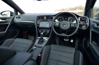 フォルクスワーゲンのスポーツモデルの流儀にのっとり、インテリアはブラックで統一され、随所にシルバーのアクセントが施される。「ディスカバープロ」と呼ばれる最新のナビゲーションシステムが標準で装備される。