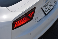 リアコンビランプはフルLEDタイプ。クルマが曲がる方向のウインカーが内側から外側に向かって伸びるように点灯する「ダイナミックターンインジケーター」が採用された。
    