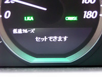 まずクルーズモードに設定しておき、ナビが自動車専用道路と判断し、35km/h以下になり、前に同じようなクルマが出てくると「セットできます」と表示される。なんか「ロックオン！」って感じ。ダダダダっ！　って銃撃したくなるんですけど……。
