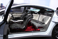 「日産エリュール」の後席は、ドアトリムと背もたれが一体化したラウンド形状となっている。