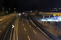 眼下を疾走するクルマを眺めながら、家族で食事をする。かつてのイタリア人にとって、未来を感じるひとときだったにちがいない。