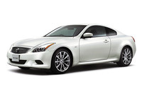 「スカイライン クーペ 370GT Type SP」。写真は新色のクリスタルホワイトパール。