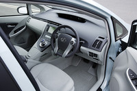 シフトレバーと操作系はセンターコンソールに集約され、さらに未来的な印象になったインパネ。フロントシートは、シートバックを30mm薄くした新骨格シートを採用した。