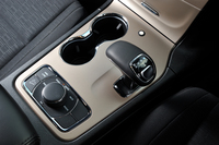 ZF製8段ATのシフトセレクター。その後方に備えられているのは、路面状況に応じて5つの走行モードを選択できる「セレクテレインシステム」の操作ダイヤル。
    