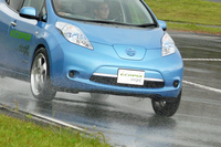 当初、ぬれた路面での試乗はテストドライバーの運転を助手席で体感する、同乗走行のみが予定されていた。