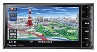 「RS01」シリーズの200mmワイド版「CN-RS01WD」。こちらのハードキーはオーディオボタンがデジタル感覚のボタン式となる。新しくなった地図は2Dモードの色づかいもきれいになったが、3Dのリアルなランドマーク表示は圧巻。