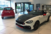 2016年10月中旬、筆者が住むシエナのFCAディーラー「スコッティ」にて。「アバルト124スパイダー」（写真右）が「フィアット500」と並んで展示されていた。