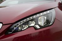 「308」のヘッドランプ。片側あたり、計31個のLEDが用いられる。