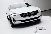 コンセプトカーの「40.2」と白いスニーカー。