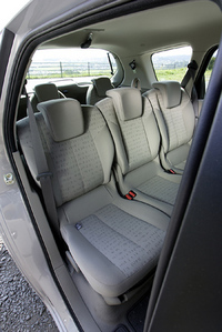 7人乗車で200リッターの荷室。5人乗り＆2列目を一番後ろまで下げた状態は550リッターに拡大。最大1920リッターまで広くなる。写真をクリックすると、2列目シートが見られます。