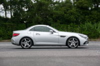 スイッチ一つで開閉する「バリオルーフ」。車速40km/h以下なら、走行中でも屋根を開閉できる。（写真をクリックすると、ルーフの開く様子が見られます）