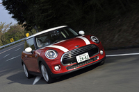 従来型では上下に分割されていたフロントグリルが一体型に改められ、押し出しの利いた顔つきに。