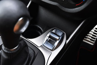 シフトセレクターの前方に、運転モード切り替え機構「アルファD.N.A.システム」のスイッチが配置される。