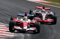 トヨタは、コンストラクターズランキング6位（13点）で2007年を終了。5位のレッドブル（24点）、エンジンを供給する4位ウィリアムズ（33点）にはかなわず、特筆すべきリザルトを残せなかった。とくに今季限りでチームを離れるラルフ・シューマッハー（写真手前）の不調が痛かった。（写真＝Toyota）