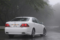 【試乗車のオプション装備】
	プリクラッシュセーフティシステム＝14万7000円／クリアランスソナー＆サイドモニター＝7万3500円／ホワイトパールクリスタルシャイン（ボディカラー）＝3万6750円／フロントスポイラー（アスリート用）＝5万8800円／サイドスカート（アスリート用）＝6万3000円／リアスカート（ロイヤル用）＝5万400円