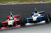 
	土屋武士（右）のインを突くブノワ・トレルイエ（左）。タイヤが接触し土屋ははじき出されコースアウト、ファーストスプリントを終えることになった。
	 