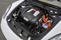 ハイブリッドパワーユニットは直噴の3リッターV6スーパーチャージャー付きガソリンエンジン（333ps、44.9kgm）と交流同期モーター（95ps、31.6kgm）で構成される。システムの最高出力は416ps（306kW）で最大トルクは60.2kgm（590Nm）。