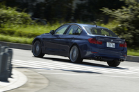 「B3ビターボ リムジン」の最高速度は305km/h。0-100km/hの加速タイムは4.2秒と公称される。
    