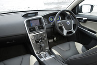 板状のセンターコンソール（フリーフローティング・センタースタック）が鎮座する、ボルボ車おなじみの運転席まわり。