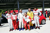 特別参加の日産自動車チーム。黄色いスーツがカルロス・タバレス副社長。他に広報部員や元テストドライバーも加わる。両脇は柳田真孝と影山正美選手。