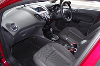 インテリアの様子。ダッシュボードの表面をソフトに仕上げるなど、質感の向上に配慮したという。
    