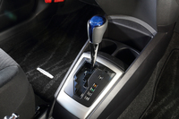 トランスミッションには、他のトヨタのハイブリッド車と同じく、プラネタリーギアを用いた無段変速機を採用。マニュアルモードの設定はない。
    