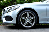 「AMGライン」では、前後バンパーのデザインがスポーティーになるほか、18インチの専用アルミホイールが装着される（標準は17インチ）。