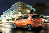 マイナーチェンジを受けた「ミラージュ」のリアビュー。