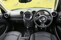 インテリアのデザインは、おおむね従来モデルと共通。多彩に取りそろえられた色や加飾パネルも「MINI」の特徴で、テスト車は「カーボン・ブラック」の内装色と「ダーク・アンスラサイト」のサーフェイスを採用していた。