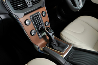 トランスミッションは、従来の「T4」では6段デュアルクラッチ式ATだったのに対し、「T3」ではトルコン式の6段ATとなった。
    