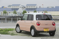 初代、2代目と続いてきた四角いスタイルから一新。3代目「アルトラパン」は丸みを帯びたフォルムで登場した。
    