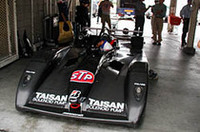 【写真上】GC21マシン（右）と、そのボディカウルを外した状態（左）。F3マシンをほぼそっくり流用しながら、巧みにスポーツカーに変身していることがわかる。【写真2枚目】ボディカウルはカーボングラファイト製。「よりスポーツカーらしく見せる」ために、フロントフェンダーにはLEDのヘッドランプが埋め込まれている。これはチームタイサンジュニアから、西澤和之選手のドライブでエントリーするマシン。