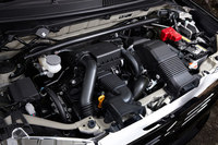 エンジンについては燃焼室内の温度を下げることで空気の充てん効率を高め、最大トルクを10.2kgmに向上。また加速時のアクセル操作に対する応答遅れを10％縮めている。