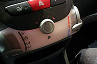 独特の空調用ダイヤルが楽しいセンターコンソール。ライトを付けると、ほんのり明かりが灯る演出もいい。