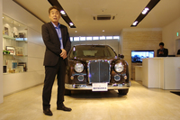 2015年4月にオープンしたブランド発信拠点「ミツオカギャラリー麻布」で「リューギ」を披露する、光岡自動車の光岡章夫社長。
