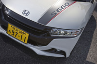 バンパー＆グリル一体型の「フロントフェイスキット」が装着された「S660」。ボンネットのデカールは、1万6200円のオプション。