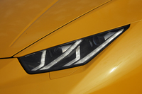 ヘッドライトはフルLED式。2つのY字型デイタイム・ランニングライトが印象的。