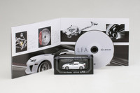 ムックにはDVDも含まれており、「LFA」の走りや、そのV10エンジンのサウンドに触れることができる。