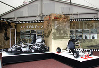 エントランス付近に設けられた「メモリアルギャラリー」では、オープン当初の写真パネルをバックに1960年代の「初代ゴーカート」の復刻版と最新のカートである「ドリームR」が並んで展示されていた。